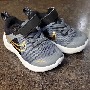 Nike Kids Shoes - Gray and Gold